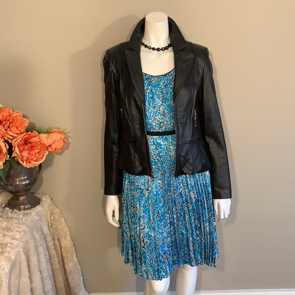 💙🖤🤍Ann Taylor sleeveless dress w/pleated bottom Size 0